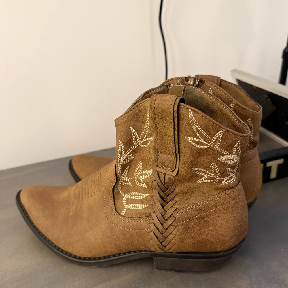 Brown Ankle Cowboy Style Boots!
